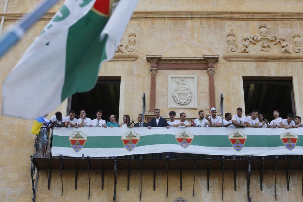 El Elche celebra su ascenso a Segunda División en una rúa por las calles de la ciudad