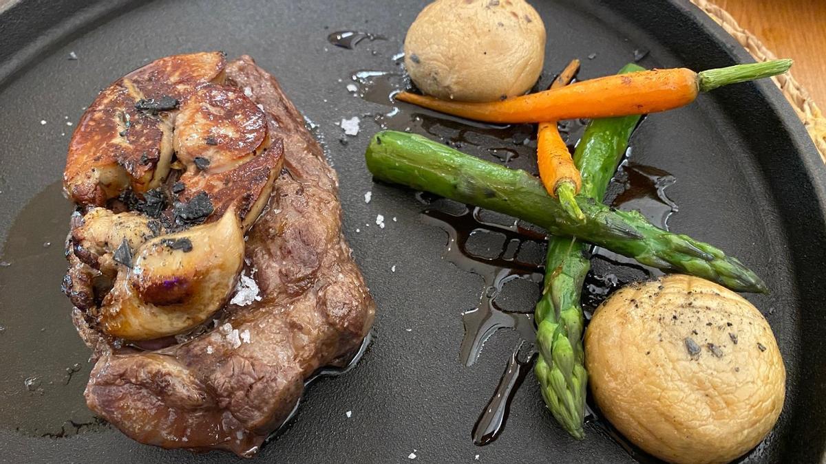 El solomillo de vaca frisona madurada 35 días, coronado con 'foie' y acompañado de verduritas, del restaurante 5 Hermanos.