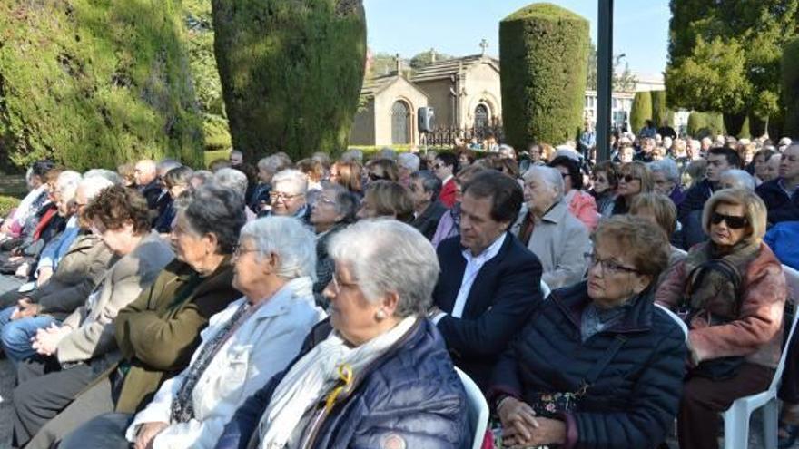 Assistents a la missa d&#039;ahir al cementiri municipal de Berga