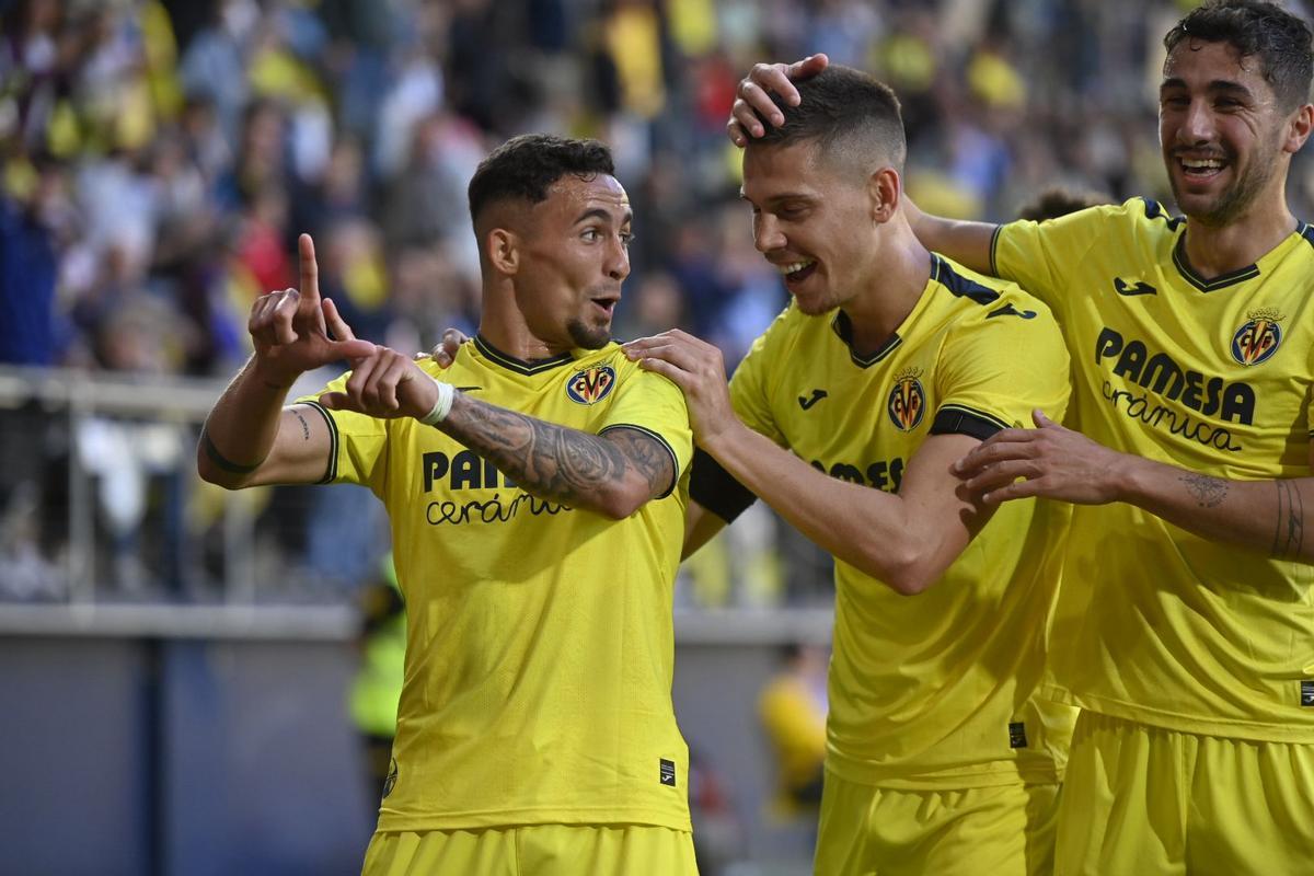 Yeremy Pino, Foyth y Comesaña celebran un gol.