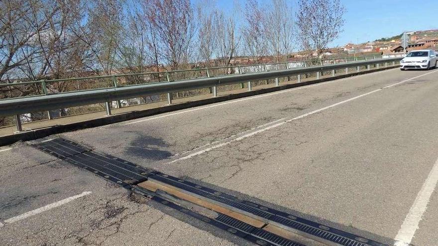 La calzada del puente sobre el río Órbigo en Manganeses de la Polvorosa, ayer, con las juntas de dilatación muy deterioradas