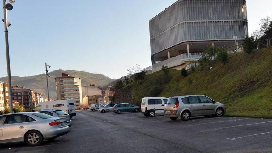 La zona en la que se pretende construir el nuevo centro tecnológico, con el actual edificio a la derecha.