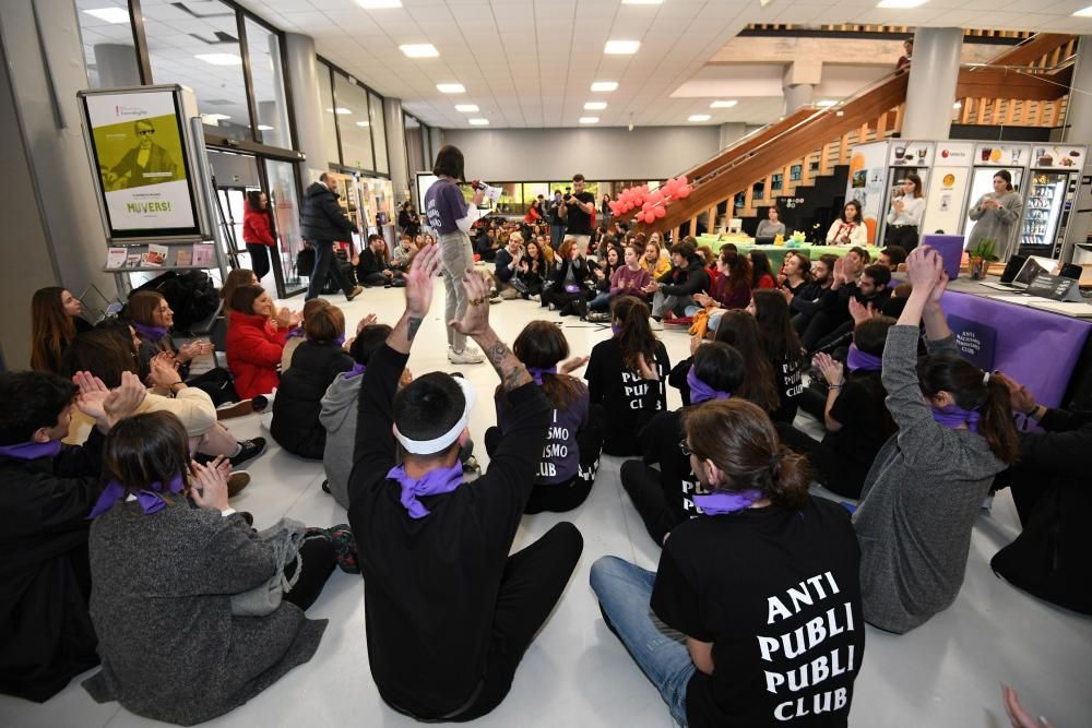 Sentada y performance feministas en el campus de Pontevedra
