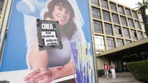 Un cartel contra CREA, en la Facultat dEconomia y Empresa de la UB, esta mañana.