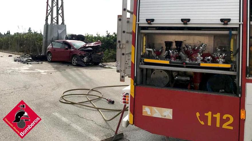 Efectivos del parque de bomberos se trasladan hasta el lugar de la colisión frontal