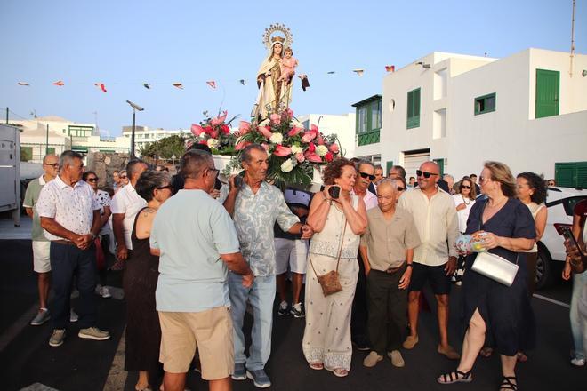Procesión terrestre de la Virgen del Carmen en Playa Blanca (Yaiza), en Lanzarote