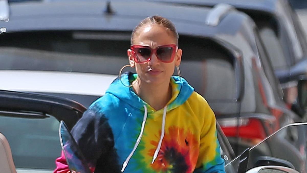 Jennifer Lopez, con chándal 'tie dye'