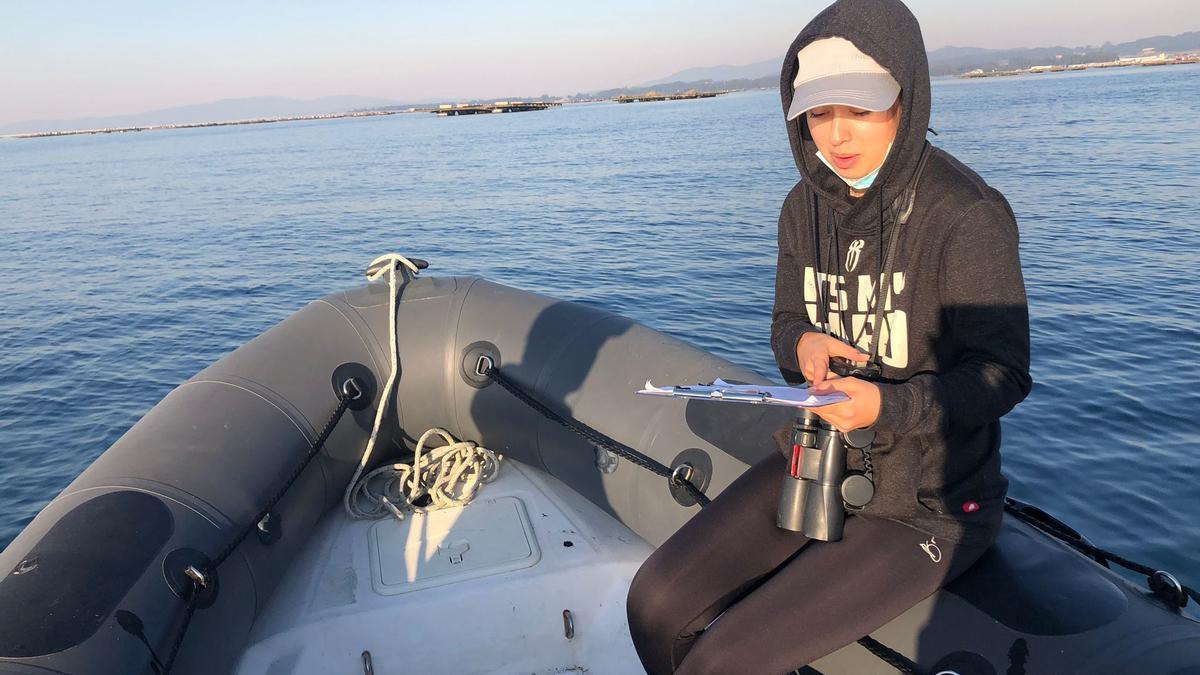 Una de las jóvenes estudiantes del BDRI que hacen un seguimiento de los delfines en Arousa.