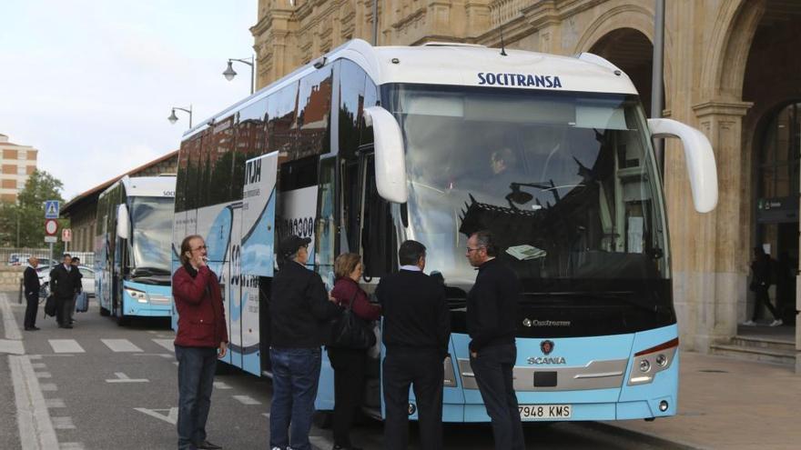 Renfe traslada en autobús a los primeros viajeros de los trenes a Galicia