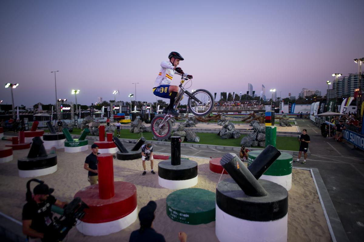 Eloi Palau, de Viladrau, en plena competició al campionat del món de «bike trial» disputat el novembre a Abu Dhabi, que va guanyar