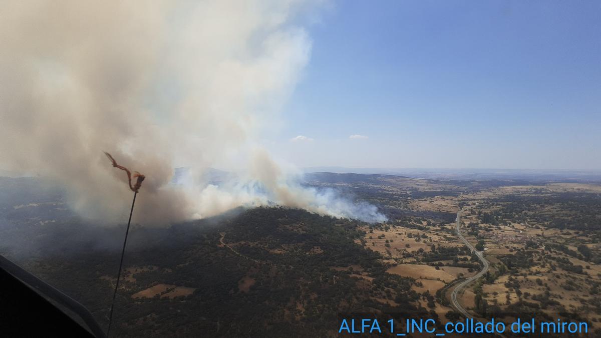 Una imagen del inendio que afecta a la zona de Collado del Mirón, en Ávila.