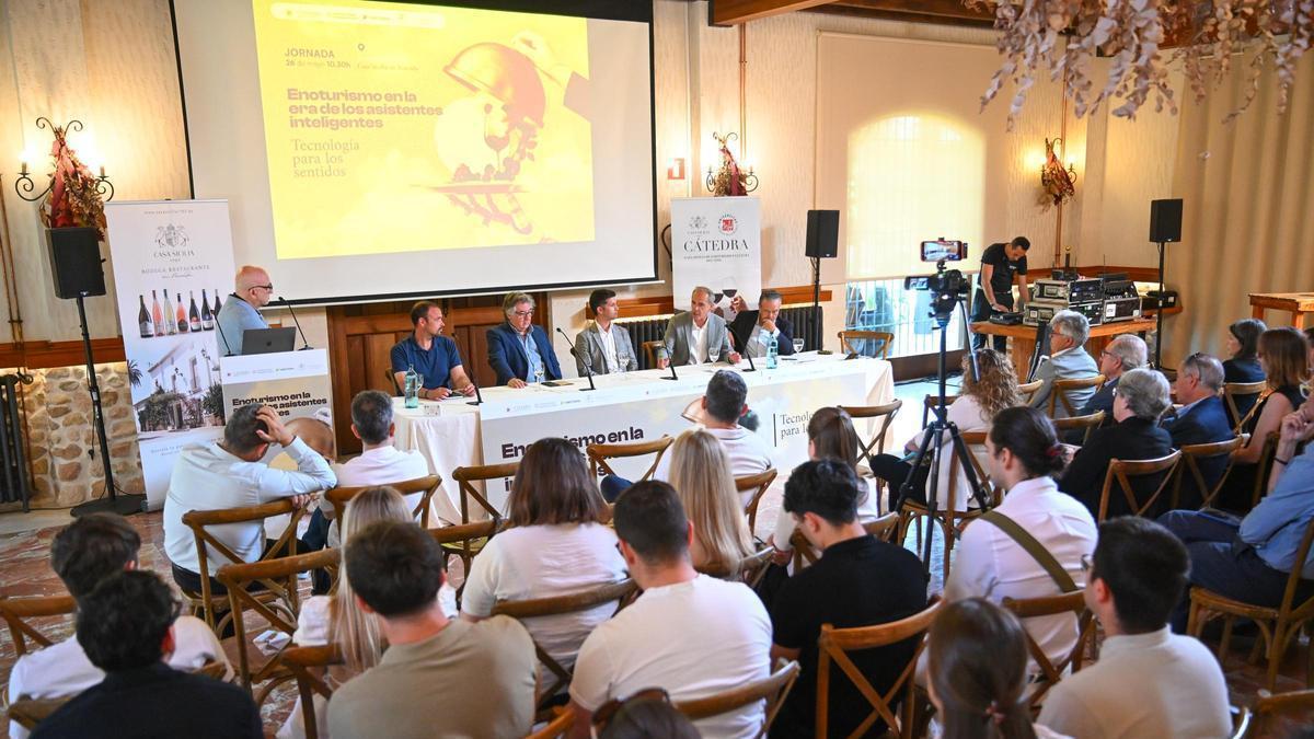 El vino de Alicante ve en la IA una aliada para mejorar la producción y las experiencias en enoturismo