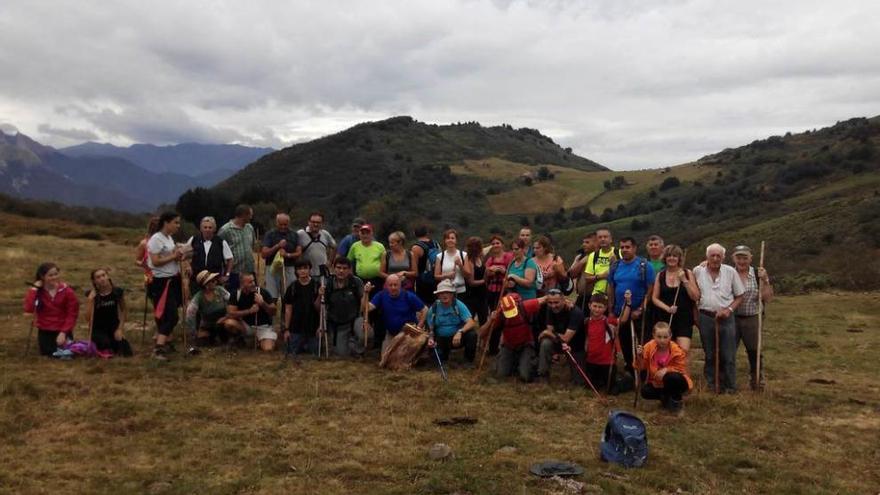 Excursionistas participantes en la travesía entre Felechosa y Caleao.