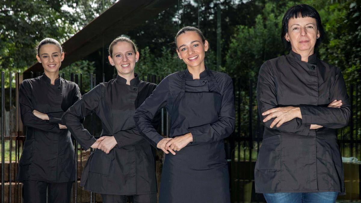 Carlota, Clara y Martina Puigvert, junto a su madre, Fina Puigdevall.