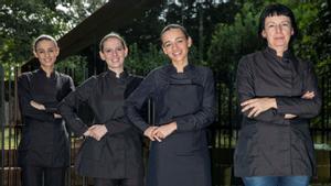 Carlota, Clara y Martina Puigvert, junto a su madre, Fina Puigdevall.