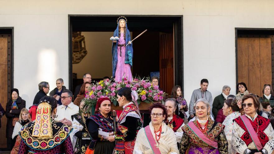 A la izquierda, las águedas sacan a su imagen de la iglesia de San José Obrero. A la derecha, algunas integrantes del colectivo y los músicos que las acompañaron. |  | ALBA PRIETO