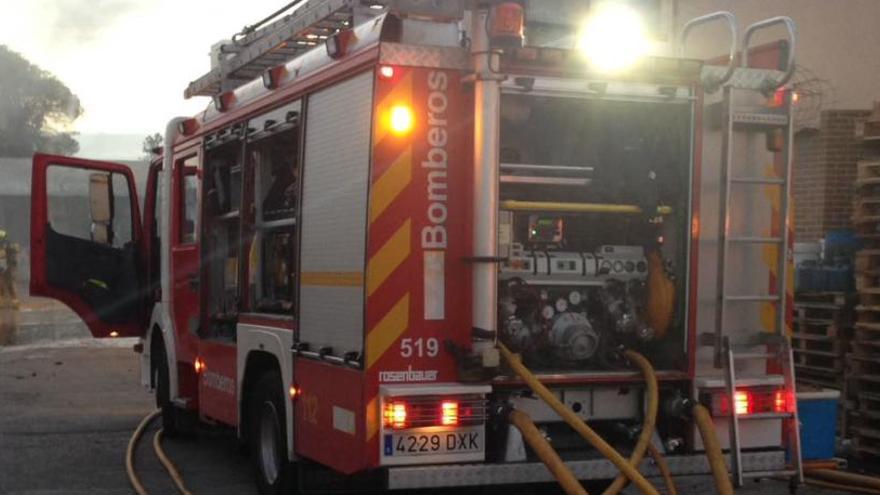 Los bomberos emplean cinco horas para sofocar el incendio en una fábrica de plásticos