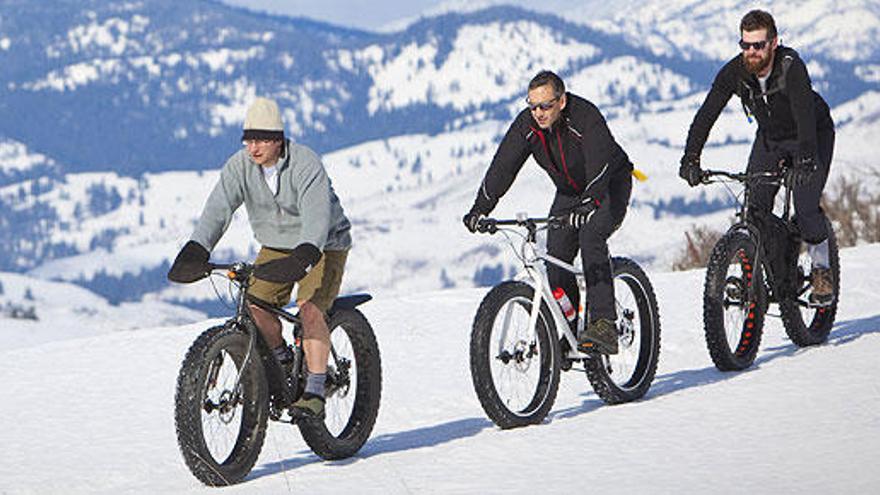 Ciclistas sobre la nieve con &#039;fat bikes&#039;.