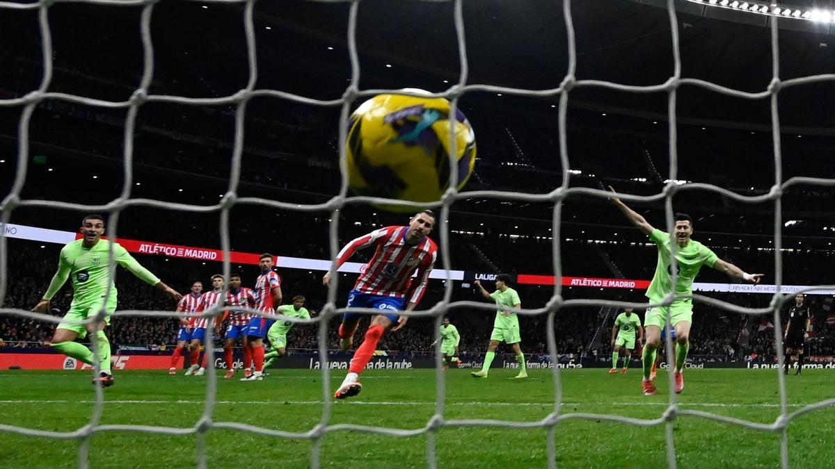 Lamine Yamal marca el 2-3 del Barça y desata la alegría de Ferran Torres y Lewandowski ante la desesperación de Giménez en el Metropolitano.