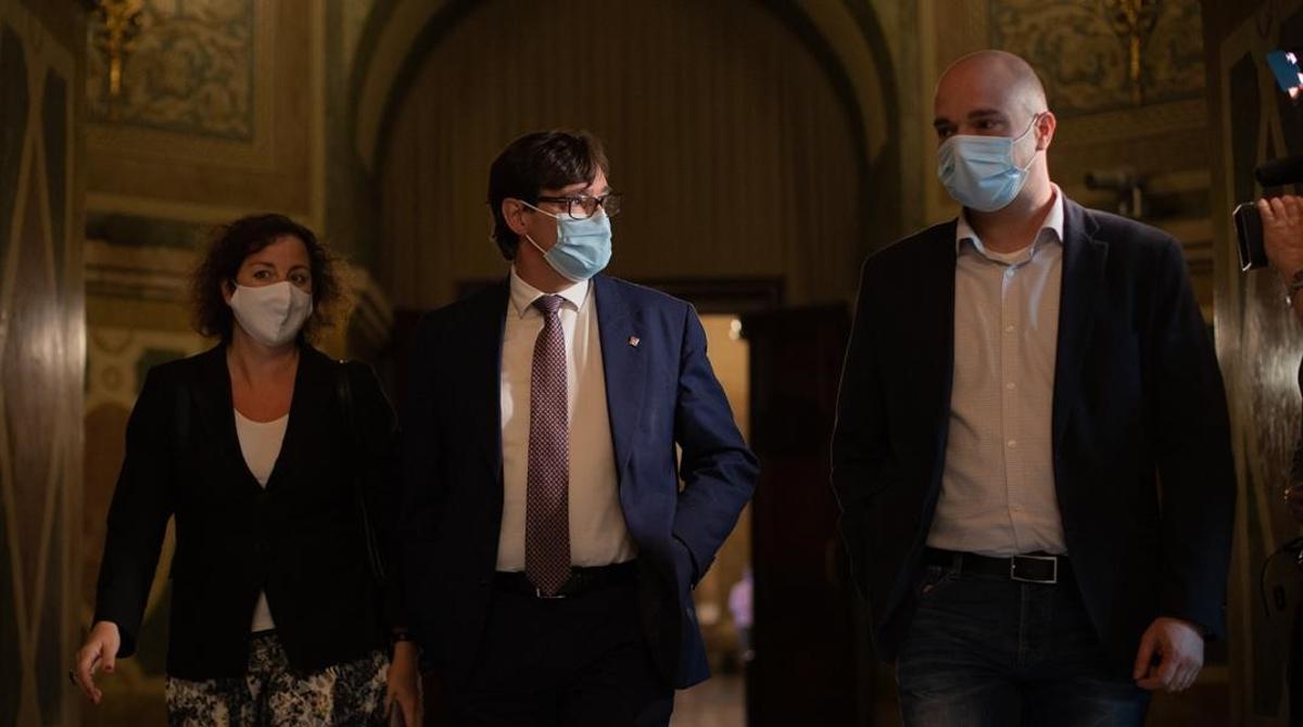 El candidato del PSC a la Presidencia de la Generalitat Salvador Illa (centro) acompanado de los diputados socialistas Alicia Romero (i) y Raul Moreno (d) en los pasillos del Parlament en Barcelona Catalunya (Espana) a 24 de marzo de 2021 Illa se ha reunido este miercoles con la presidenta del Parlament en el marco de la ronda de consultas para la designacion de un candidato a la investidura como nuevo presidente 24 MARZO 2021 RONDA DE CONTACTOS PRESIDENT CATALUNYA EUROPA PRESS D Zorrakino POOL 24 03 2021