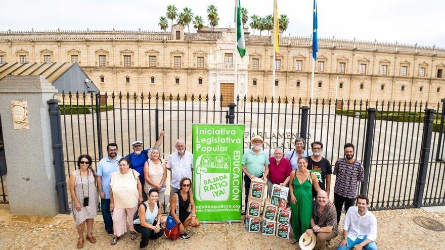 Presentación de las firmas en el Parlamento de Andalucía.