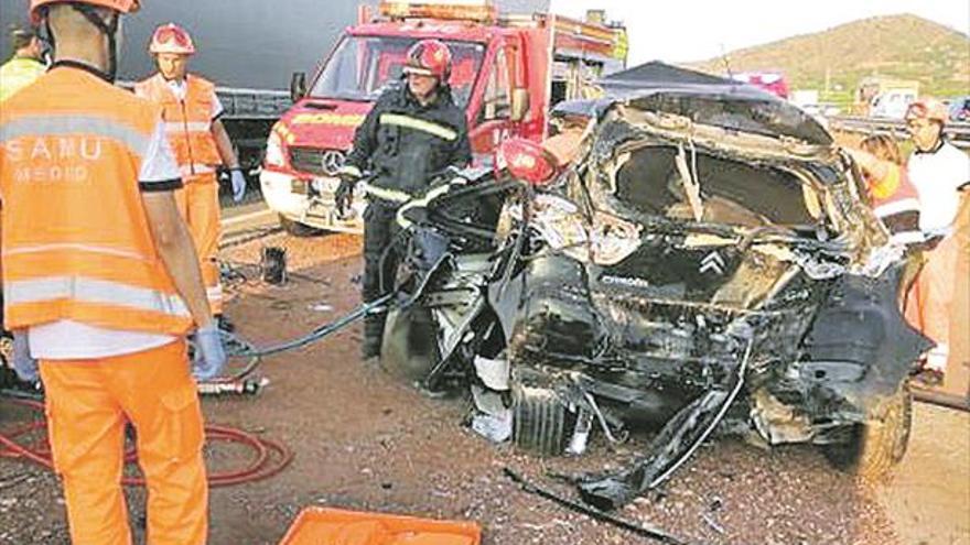 Brutal colisión en la A-7 entre un coche y un tráiler