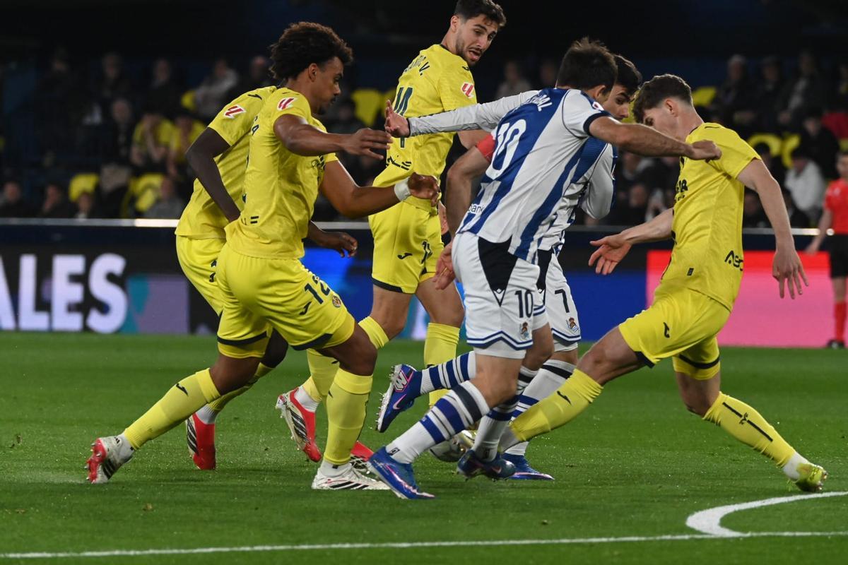 Pau Navarro tratando de robar el esférico a Oyarzabal