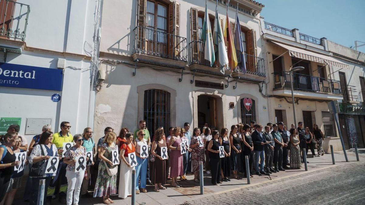 Minuto de silencio convocado a las puertas del Ayuntamiento de Mairena del Aljarafe.  | F. J. OLMO / EUROPA PRESS