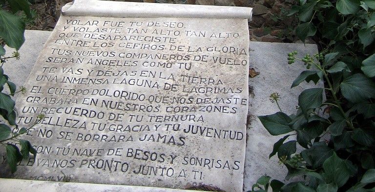 Epitafio en la tumba de la azafata Maribel Sastre. / Edwin Winkels