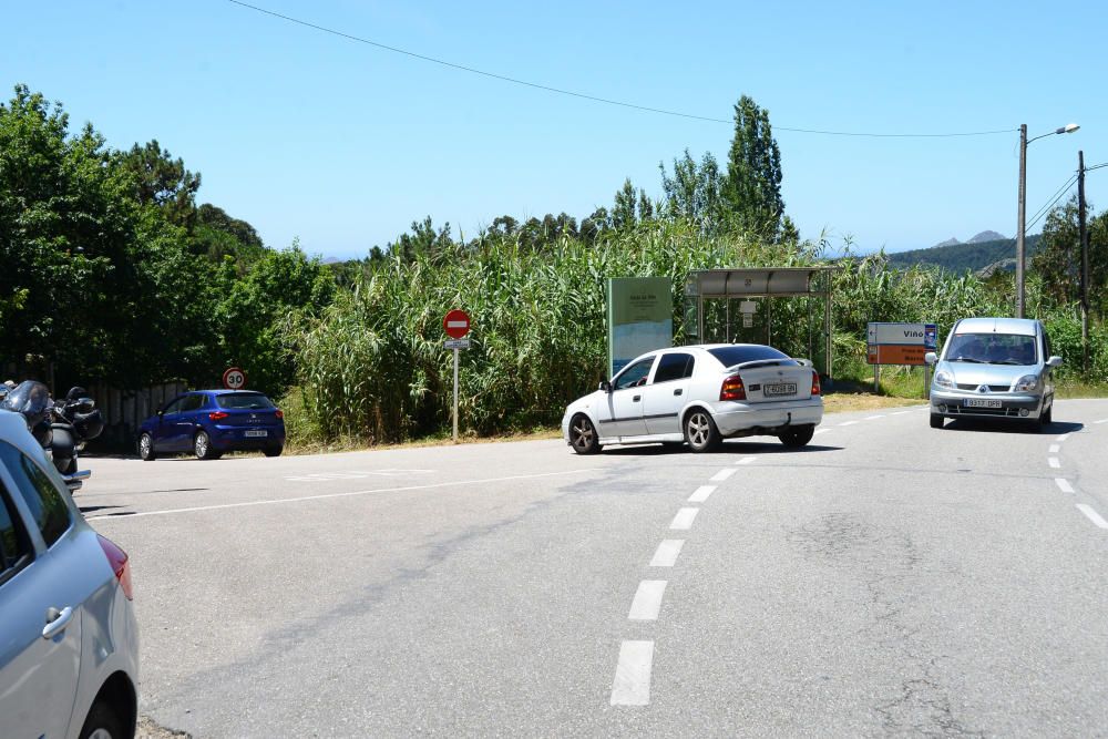 Hubo problemas de aparcamiento en la general de Viñó y quejas porque la presencia de peatones iba a acabar en atropellos.