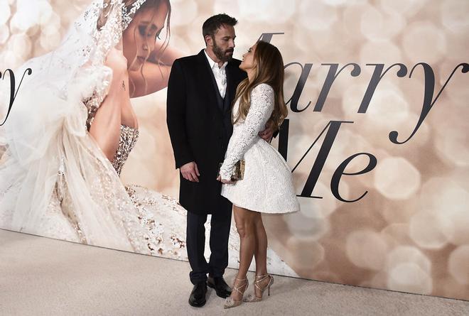 Jennifer Lopez y Ben Affleck intercambian miradas en el estreno de 'Marry me' ('Cásate conmigo')