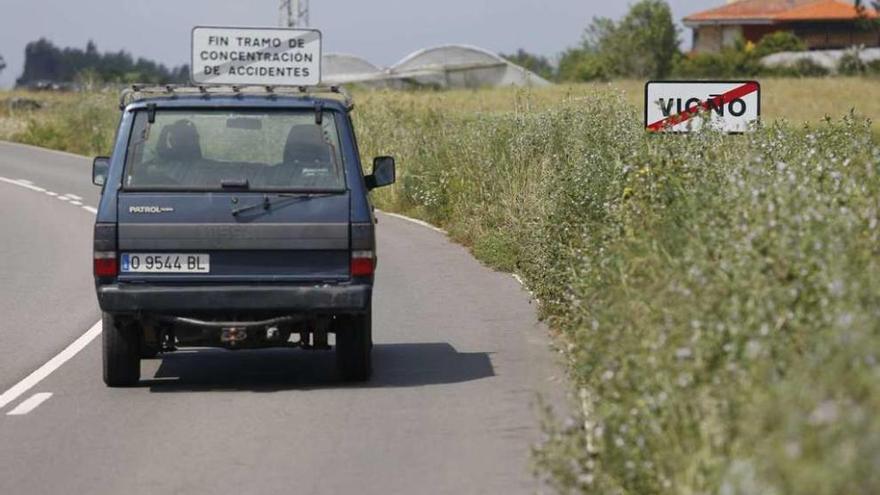 Cunetas sin desbrozar en el mes de julio