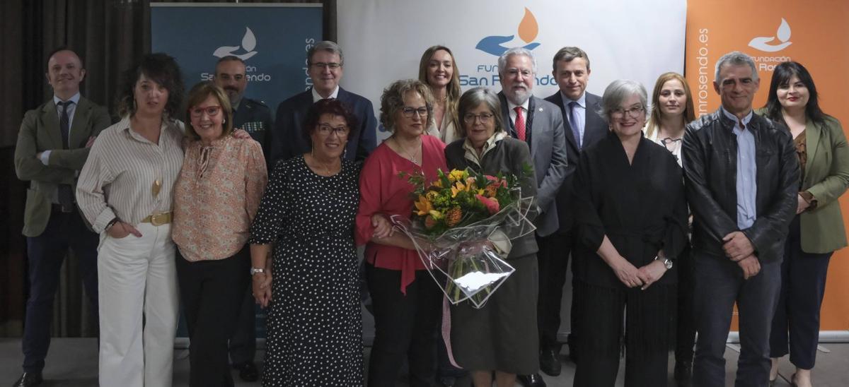 Políticos, directivos de la Fundación San Rosendo y algunos de los homenajeados, ayer, en Laias.  | ROI CRUZ
