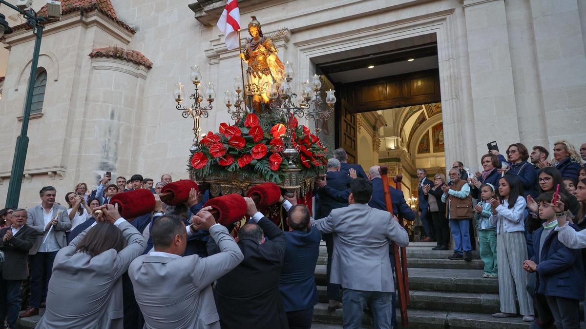 Alcoy rinde homenaje a Sant Jordi