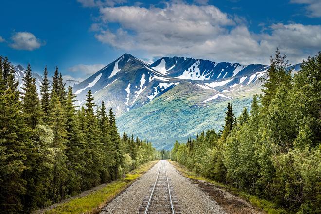 Parque Nacional Denali, en Alaska, con sus famosas vías de tren