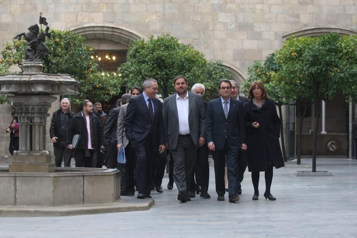 Pere Navarro, Oriol Junqueras, Artur Mas i Irene Rigau, aquesta tarda, al Palau de la Generalitat. Pere Navarro, Oriol Junqueras, Artur Mas i Irene Rigau, aquesta tarda, al Palau de la Generalitat.
