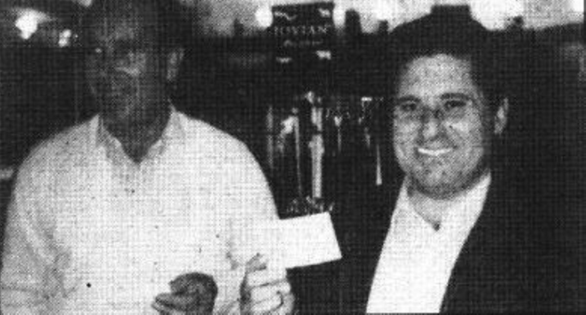 Bartolo y Mariano Juan, con el décimo premiado en 1986