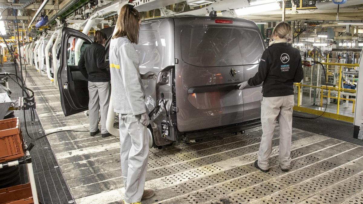 Trabajadores en un planta automovilística.