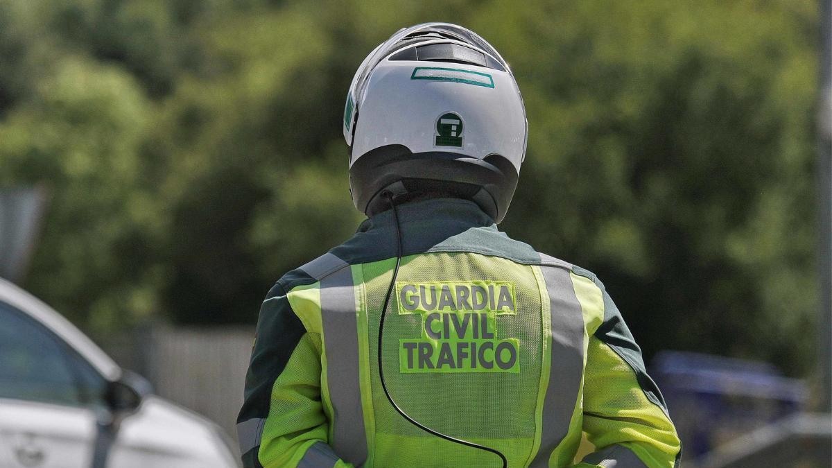 Multa de hasta 600 euros y sanciones en el permiso de conducir por no respetar la bajada de velocidad obligatoria que ya registra el BOE la Guardia Civil extrema la vigilancia