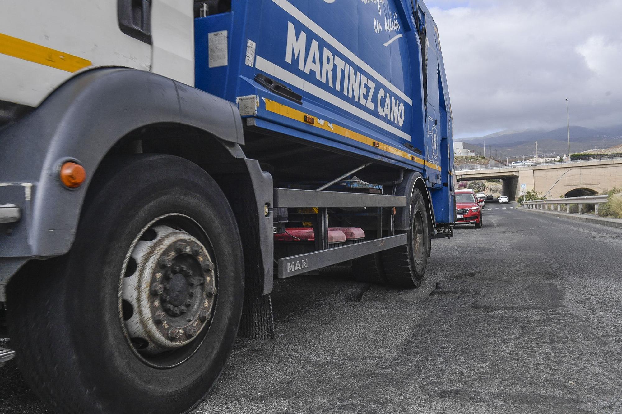 Baches gigantescos en la carretera de acceso a Salinetas, en Telde.