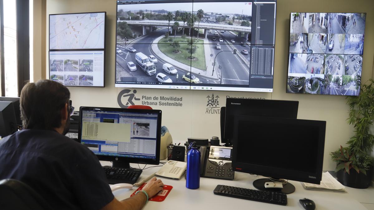Un operario controla Córdoba desde la sala de control de trafico y movilidad de la Policía Local.