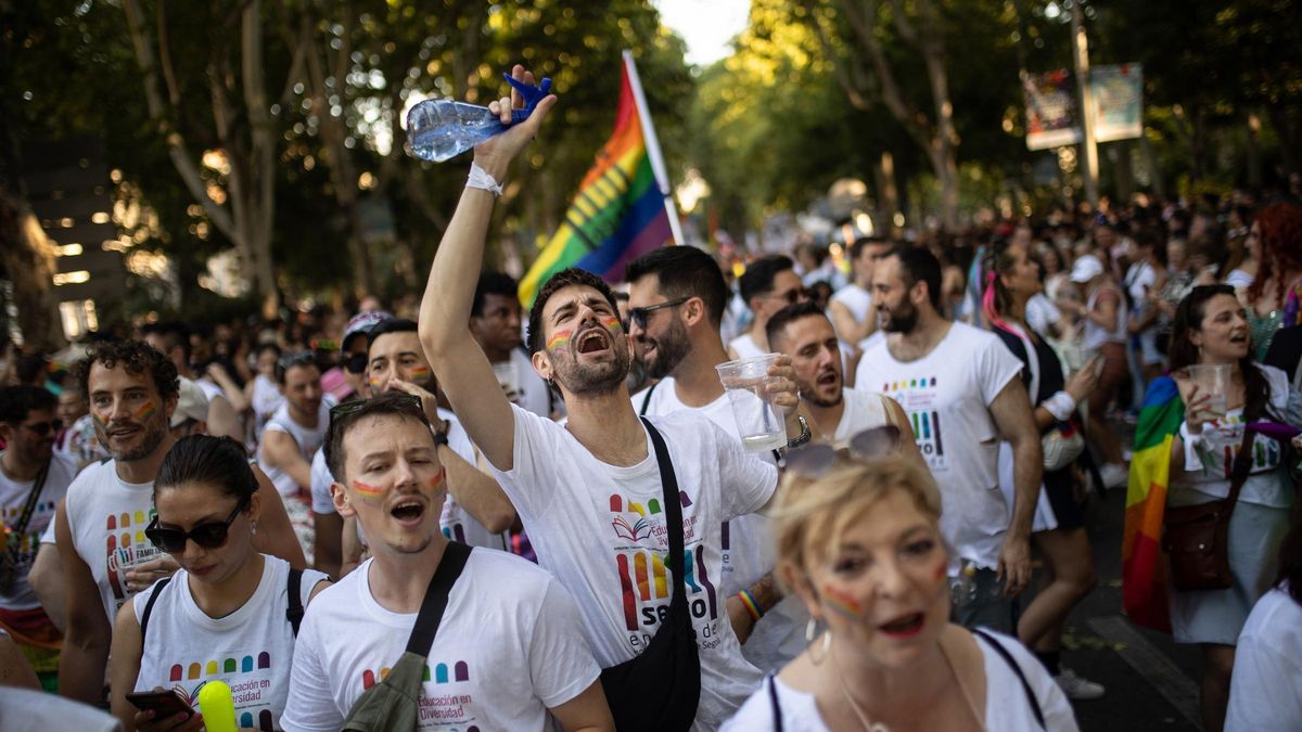 Varias personas durante la manifestación estatal del Orgullo LGTBI+ 2024, a 6 de julio de 2024, en Madrid (España).
