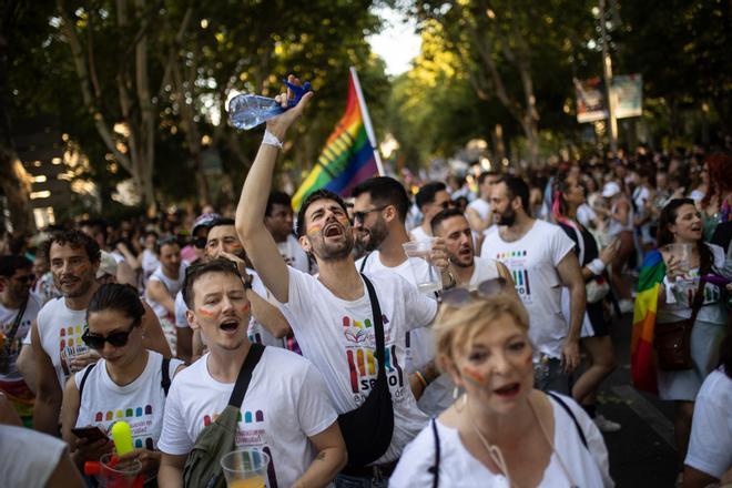 Varias personas durante la manifestación estatal del Orgullo LGTBI+ 2024, a 6 de julio de 2024, en Madrid (España).