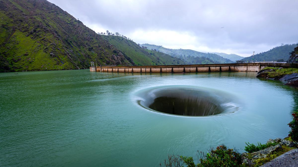 Así es el gigantesco agujero que engulle el lago Barryessa