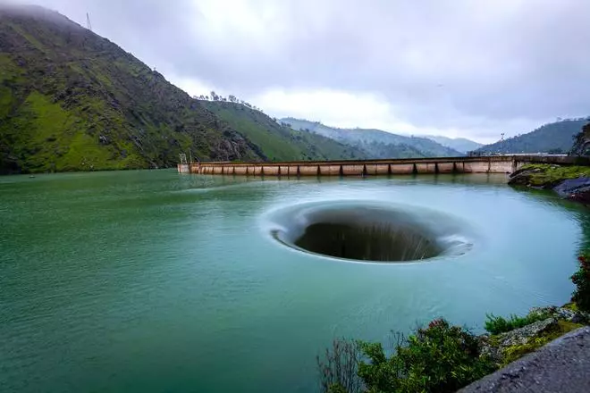 Así es el gigantesco agujero que engulle el lago Barryessa