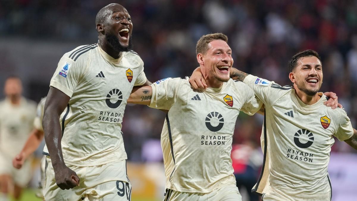 Lukaku, Belotti y Paredes celebrando un gol de la Roma al Cagliari