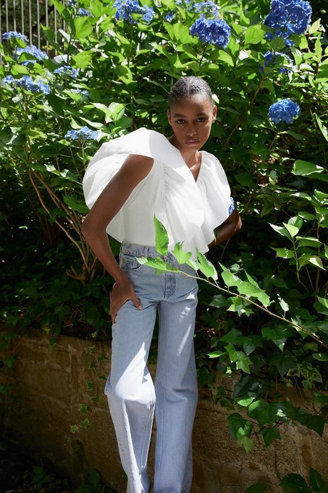 Look de Zara con bañador blanco con maxivolantes a modo de body y pantalones vaqueros rectos