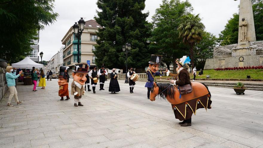 Lalín homenajea a Laxeiro con un desfile de sus Cabezudos por el Día de Galicia