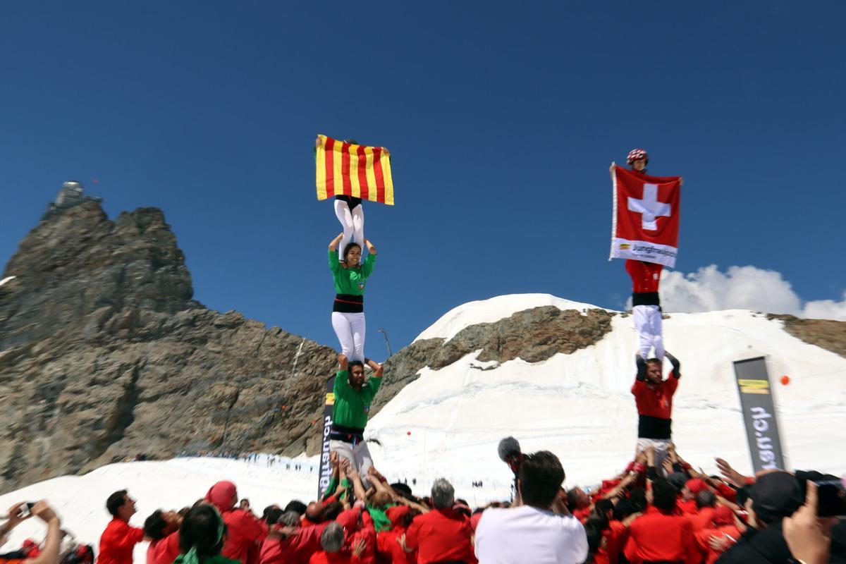 Castellers de Barcelona i Castellers de Lausana fent dos pilars a la Jungfraujoch
