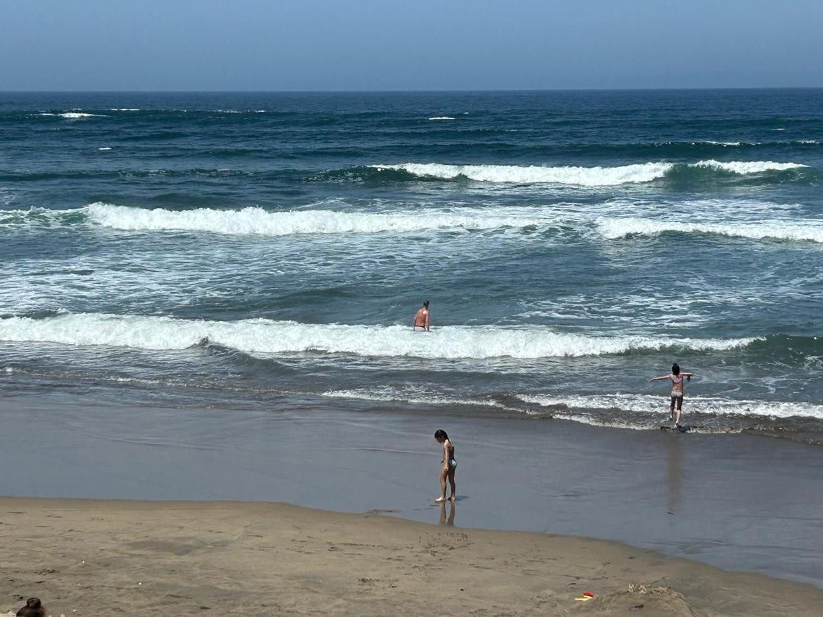 EN IMÁGENES: Labores de búsqueda por tierra, mar y aire de Iyán García, avilesino de 19 años desaparecido tras ser arrastrado por la corriente en Salinas.
